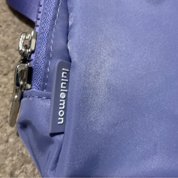 Lululemon Large Everywhere Belt Bag Dark Lavender 2L - Picture 4 of 7
